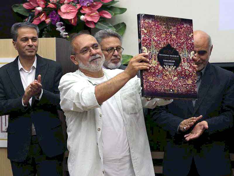 پاسداشت فرش ایرانی در قالب آثار موزه‌ای در اولویت است